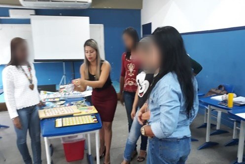 Oficina de materiais adaptados com educadoras