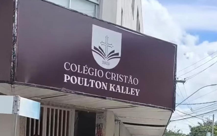 Fachada de escola parceira acompanhada pela Inkluo