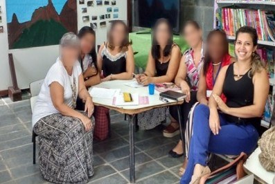 Equipe pedagógica reunida em escola acompanhada